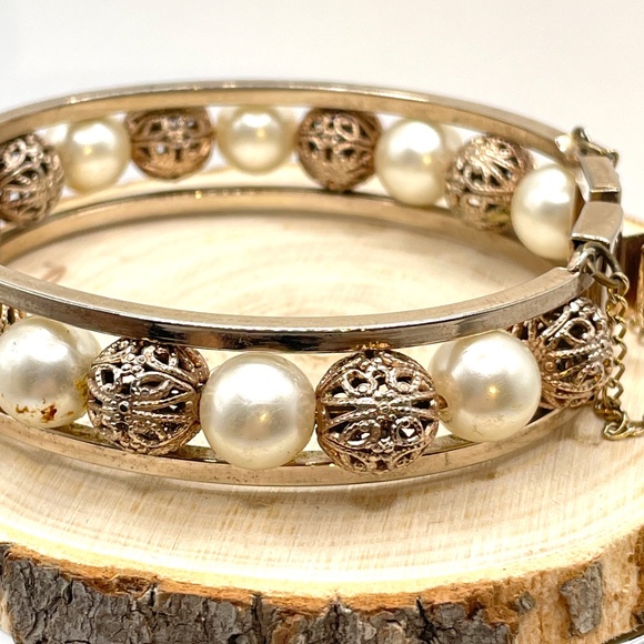 Vintage Unsigned Gold Tone Filigree Faux Pearl Bead Hinged Bangle Bracelet - Picture 10 of 12